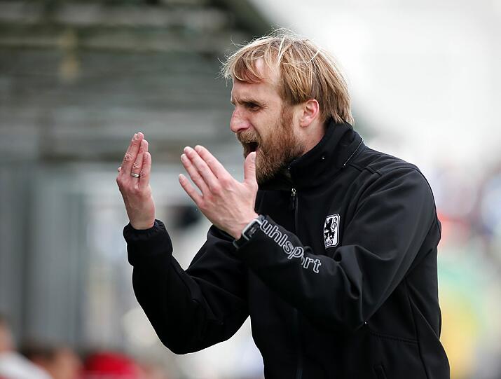 Er kann&rsquo;s nicht fassen: Daniel Bierofka, seit der Beförderung von Torsten Fröhling Trainer der 1860-Amateure.