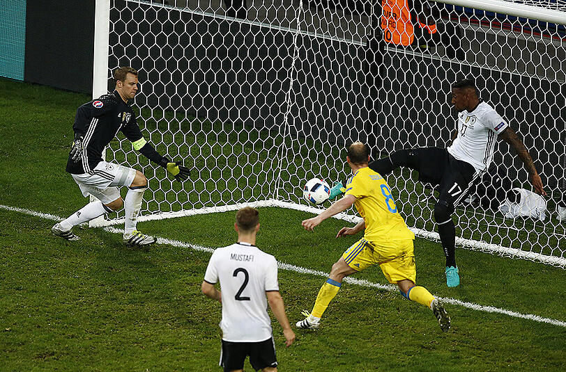 DIE RETTUNGSTAT VON JEROME BOATENG Dank findiger Bilderbastler verhinderte Boateng das Wembley-Tor, er wehrte mit seinem Tritt den Angriff eines Hais ab, und, noch gefährlicher, den von Alexander Gauland. Boateng, der Lieblingsnachbar der Deutschen.