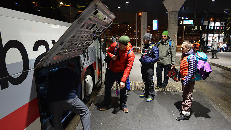 Am ZOB verlädt der Busfahrer die Ski in den Bus und los kann's gehen.