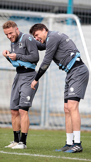 Spaß im Training: Sebastian Boenisch (r.) mit Daniel Adlung.