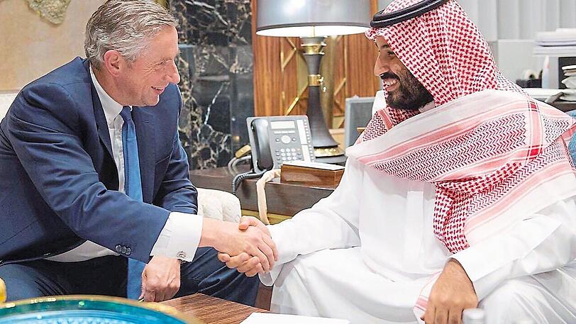 Der saudi-arabische Kronprinz Mohammed bin Salman mit dem früheren Geschäftsführer von Alcoa und Arconic Inc, Klaus-Christian Kleinfeld.