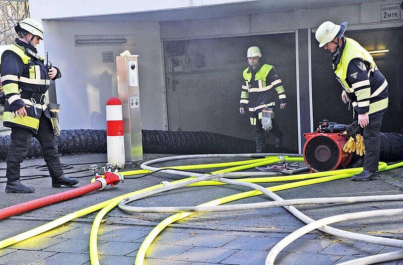 Nachdem der Brand gelöscht war, musste die Feuerwehr den Rauch aus der Tiefgarage saugen.