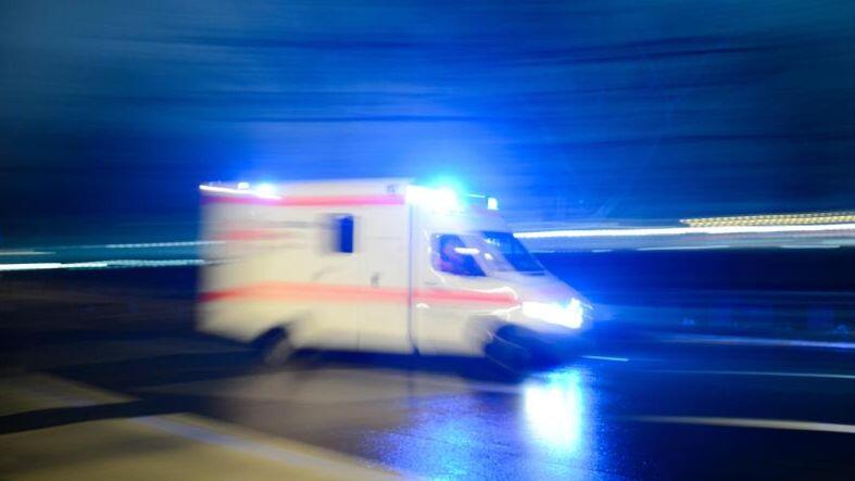 Ein Rettungswagen mit Blaulicht. Foto: Lukas Schulze/Archivbild