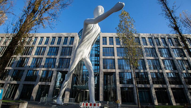 Zeigt der Walking Man die Richtung an? Der Opel Corsa hält heute und morgen an verschiedenen Orten in Schwabing - möglicherweise ja auch an der Leopoldstraße. Zeigt der Walking Man die Richtung an? Der Opel Corsa hält heute und morgen an verschiedenen Orten in Schwabing - möglicherweise ja auch an der Leopoldstraße.