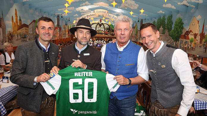 Michael Köllner, Günther Gorenzel und Marc-Nicolai Pfeifergemeinsam mit OB Dieter Reiter bei der Sechzgerwiesn.