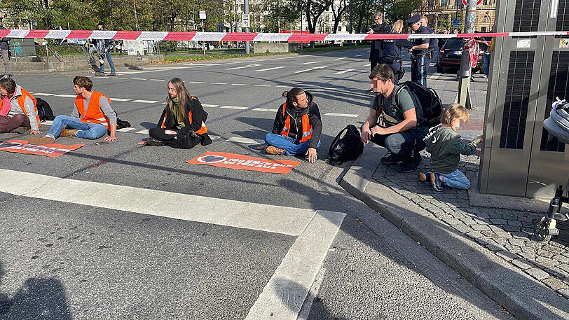 Am Donnerstagvormittag haben sich Klimaaktivisten der "Letzten Generation" am Karlsplatz auf der Straße festgeklebt.