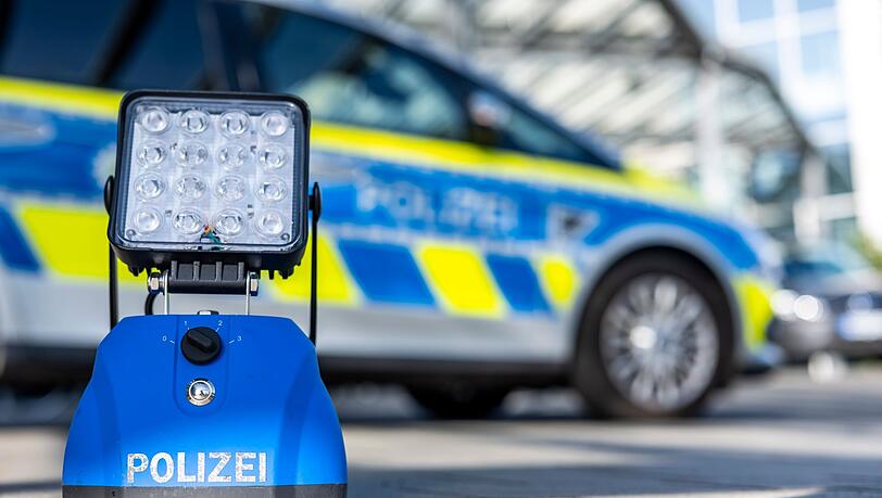 Eine Signalleuchte der Polizei ist vor einem Polizeiwagen aufgestellt.