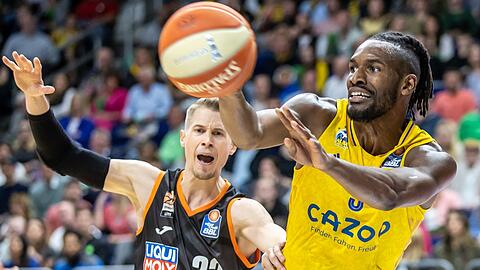 Albas Jaleen Smith (r) kämpft gegen Thomas Klepeisz von Ratiopharm Ulm um den Ball.