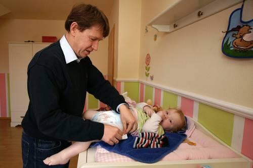 Stefan Rößle beim Wickeln.