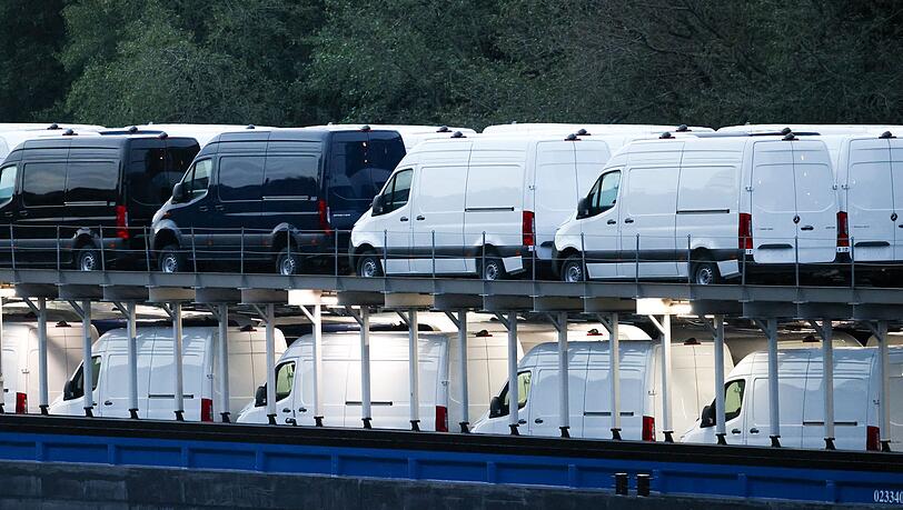 An Bord des Frachtschiffs sind jede Menge Mercedes-Sprinter.