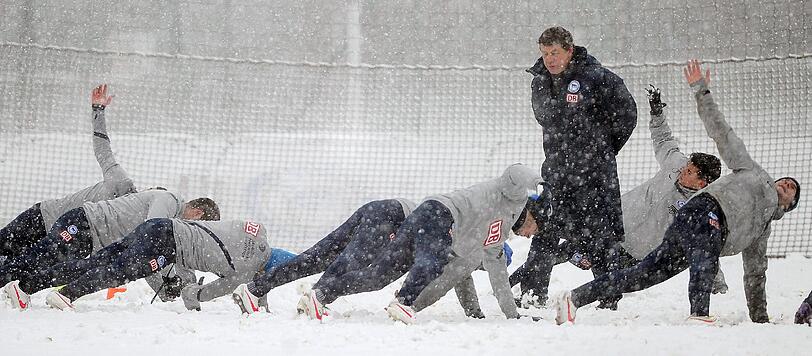 Dick eingepackt gab Otto Rehhagel im dichten Berliner Schneetreiben nach mehr als elf Jahren sein Comeback auf einem Bundesliga-Trainingsplatz - und machte seinen sieglosen Profis gleich mal Beine. Frei nach seinem angekündigten Credo: "Ich bin das Gesetz."