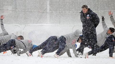 Dick eingepackt gab Otto Rehhagel im dichten Berliner Schneetreiben nach mehr als elf Jahren sein Comeback auf einem Bundesliga-Trainingsplatz - und machte seinen sieglosen Profis gleich mal Beine. Frei nach seinem angekündigten Credo: "Ich bin das Gesetz."