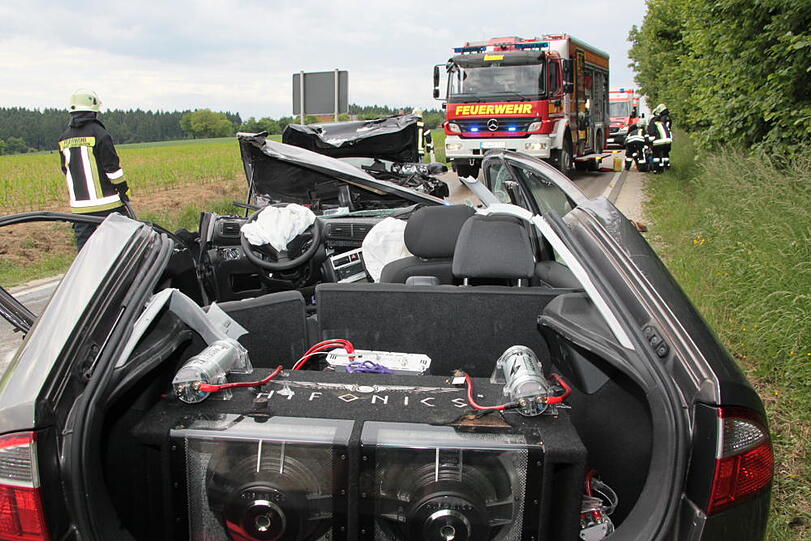 Frontalzusammenstoß: Ein VW und ein Seat krachen im Landkreis Landshut zusammen. Drei Menschen werden verletzt, zwei davon schwer.