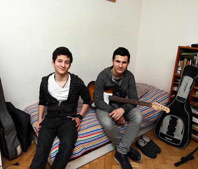 Miguel (15) und Jonatan (18) haben jetzt ein eigenes Zimmer &ndash; und Platz zum Gitarrespielen.