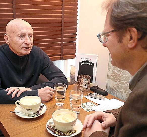 Hans Rampf beim AZ-Gespräch im "Tante Frieda" mit AZ-Redakteur Christoph Reich.