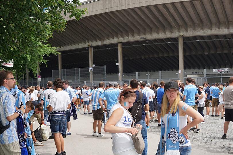 Giesing ist am Sonntag blau - die Fanbilder vor dem Spiel gegen Saarbrücken.