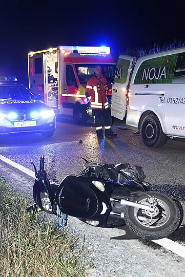 Der Rollerfahrer erlag trotz eingeleiteter Reanimationsmaßnahmen noch am Unfallort seinen schweren Verletzungen. Der Fahrer des ebenfalls beteiligten Pkw fuhr davon.