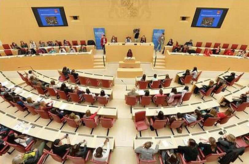 In diesem Saal hält sonst der Bayerische Landtag seine Sitzungen ab. Nun durften 160 junge Mädchen im Planarsaal des Maximilianeums Platz nehmen.