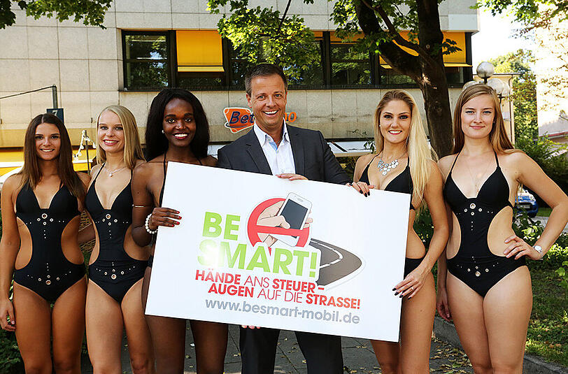 &bdquo;Vor allem am Steuer hat das Handy nichts zu suchen&ldquo;, sagt Michael Haberland, Verkehrsexperte und Präsident vom Automobilclub &bdquo;Mobil in Deutschland&ldquo;.