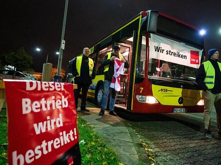 Die Gewerkschaft Verdi verlangt für die rund 4400 Busfahrer kräftige Lohnsteigerungen sowie mehr bezahlte Pausen und Urlaub.