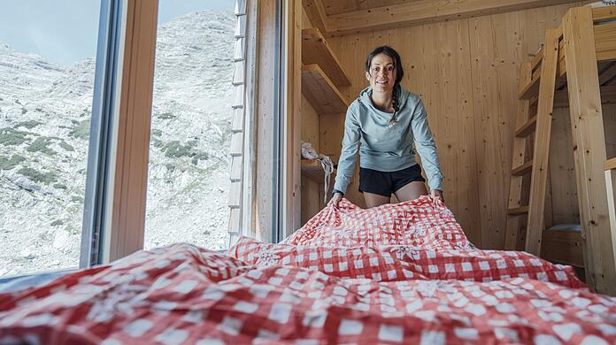 Ein Bett mit dieser Aussicht, das will man einfach haben! Gibt es auf der Von-Schmidt-Zabierow-Hütte in den Loferer und Leoganger Steinbergen.