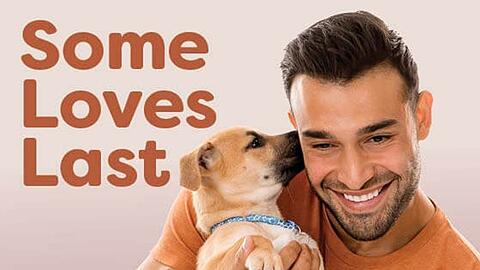 Sam Asghari zeigt sich für PETA gut gelaunt mit einem Hund. Die dazugehörigen Sprüche spielen auf seine gescheiterte Ehe mit Popstar Britney Spears an.