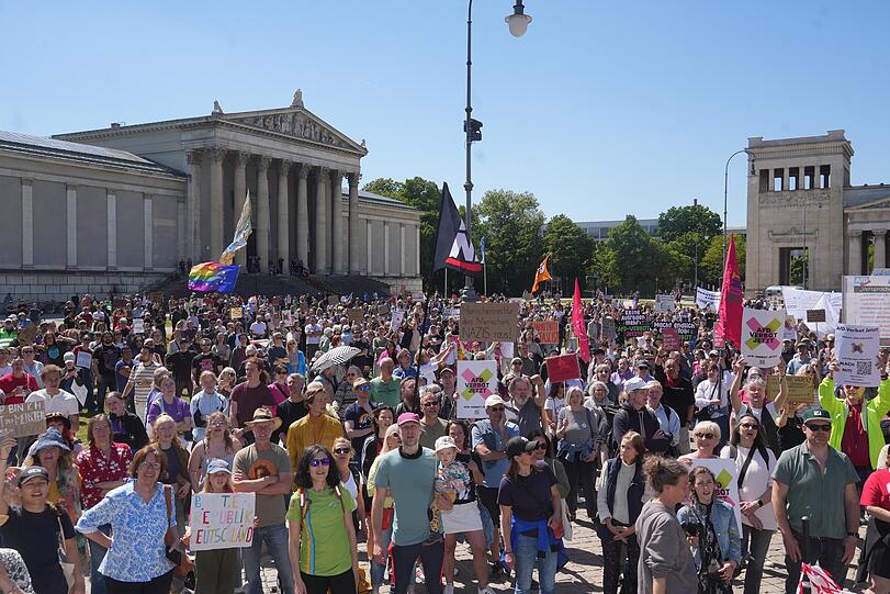 Tausende kamen zur Demo für ein AfD-Verbot auf dem Königsplatz.
