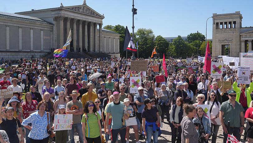 Tausende kamen zur Demo für ein AfD-Verbot auf dem Königsplatz. Tausende kamen zur Demo für ein AfD-Verbot auf dem Königsplatz.