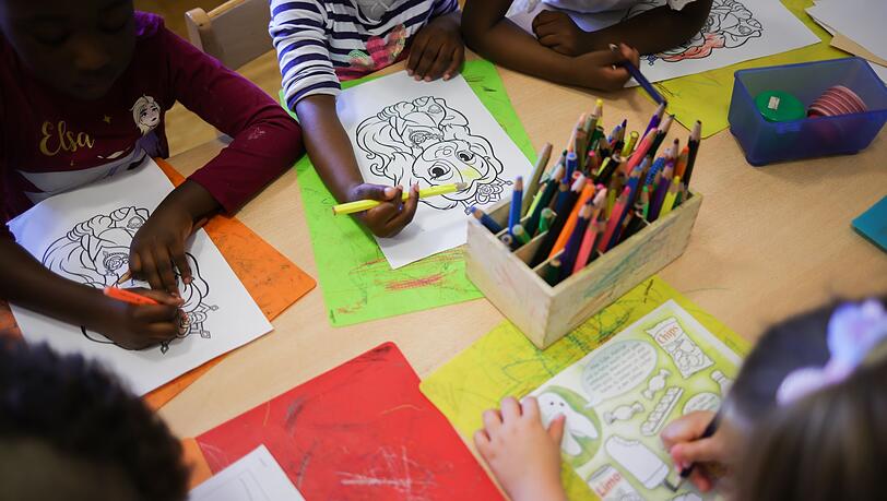 Kreative Aktivitäten für Kinder finden laut einer Umfrage fast alle Deutschen wichtig - gerade digitale Medien sehen viele aber als Hindernis. (Symbolbild)