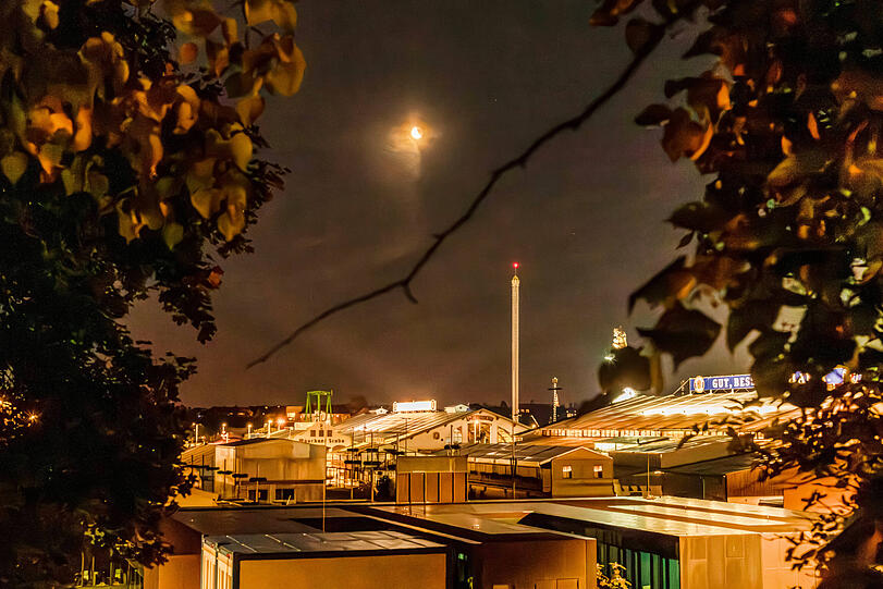 So dürften viele die Mondfinsternis mit ihrem Handy fotografiert haben. Das große Spektakel wirkt mit den begrenzten Fähigkeiten eines normalen Smartphones doch sehr klein.