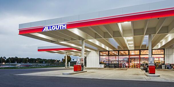 Die Allguth-Tankstelle in Olching gehört zu den großen im Münchner Umland.  In 24 Stunden kommen über 2000 Kunden zum Tanken, Autowaschen, Getränke kaufen, Kaffeetrinken, Würstlessen und Zeitungholen.