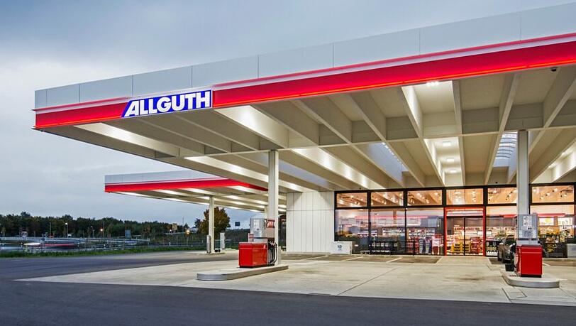 Die Allguth-Tankstelle in Olching gehört zu den großen im Münchner Umland. In 24 Stunden kommen über 2000 Kunden zum Tanken, Autowaschen, Getränke kaufen, Kaffeetrinken, Würstlessen und Zeitungholen. Die Allguth-Tankstelle in Olching gehört zu den großen im Münchner Umland. In 24 Stunden kommen über 2000 Kunden zum Tanken, Autowaschen, Getränke kaufen, Kaffeetrinken, Würstlessen und Zeitungholen.