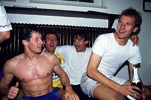 Jens Keller, Bernhard Winkler, Peter Pacult und Torhüter Rainer Berg feiern den Aufstieg in der Kabine.