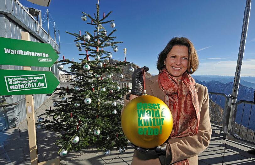 Bundeslandwirtschaftsministerin Ilse Aigner präsentiert den höchstgelegenen Christbaum auf der Zugspitze.