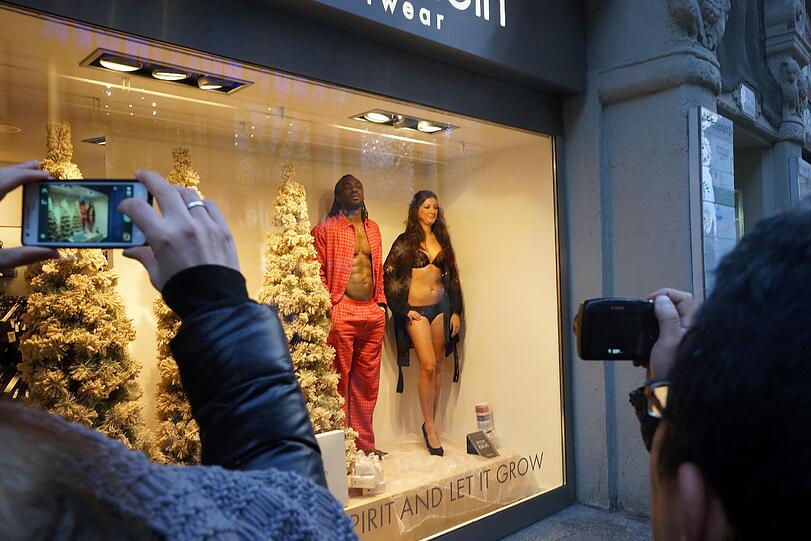 Weichnachtlicher Geschenkswahnsinn: am ersten Adventsamstag ist das Weihnachtsgeschäft wieder gestartet. Die Bilder vom Einkaufstrubel in der Münchner Innenstadt.