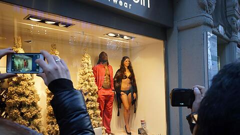 Weichnachtlicher Geschenkswahnsinn: am ersten Adventsamstag ist das Weihnachtsgeschäft wieder gestartet. Die Bilder vom Einkaufstrubel in der Münchner Innenstadt.