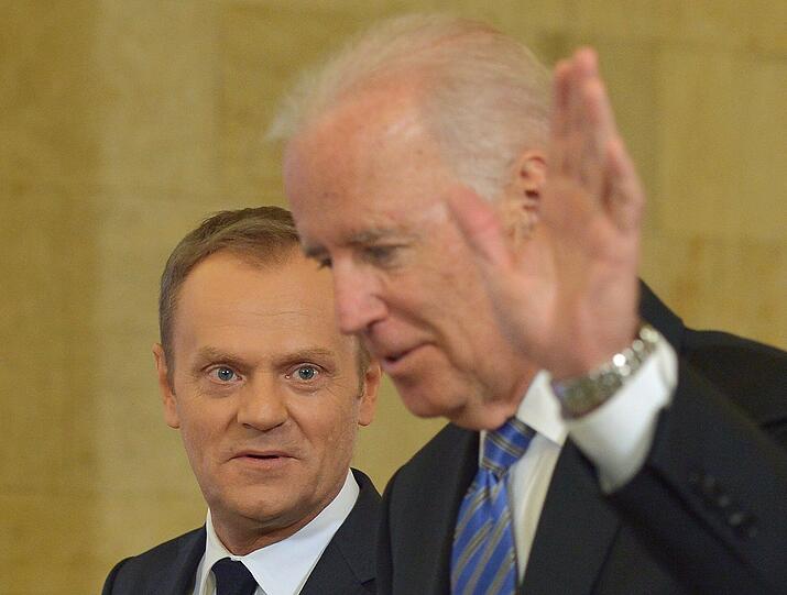 Donald Tusk (l.) und Joe Biden (r.) in Warschau.
