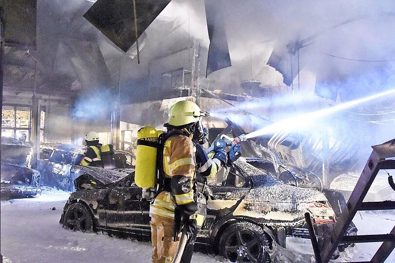 Bei einem Großbrand in einer Luxusautowerkstatt entstand erheblicher Sachschaden.