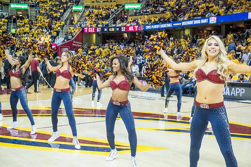 Im ersten Duell der NBA-Finalserie gingen die Cleveland Cavaliers gegen die Golden State Warriors unter. In jeder Hinsicht obenauf: die Cheerleader der Cavs! Sehen Sie selbst - die Bilder...