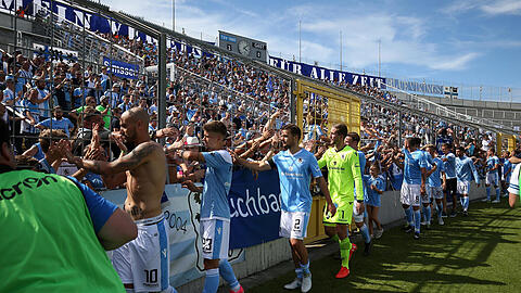Die Belohnung nach dem Sieg gegen Rosenheim: Die 1860-Profis klatschen mit den Fans im Grünwalder Stadion ab.