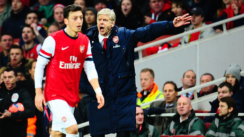 Mesut Özil (vorne) wurde zuletzt mit einem möglichen Wechsel zu Mancheser United in Verbindung gebracht. Arsenal-Trainer Arsene Wenger hat etwas dagegen.