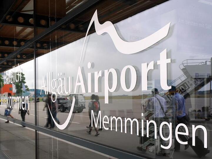 Logo und Schriftzug des Allgäu Airport am Terminal des Flughafens. Foto: Andreas Gebert/dpa/Archivbild