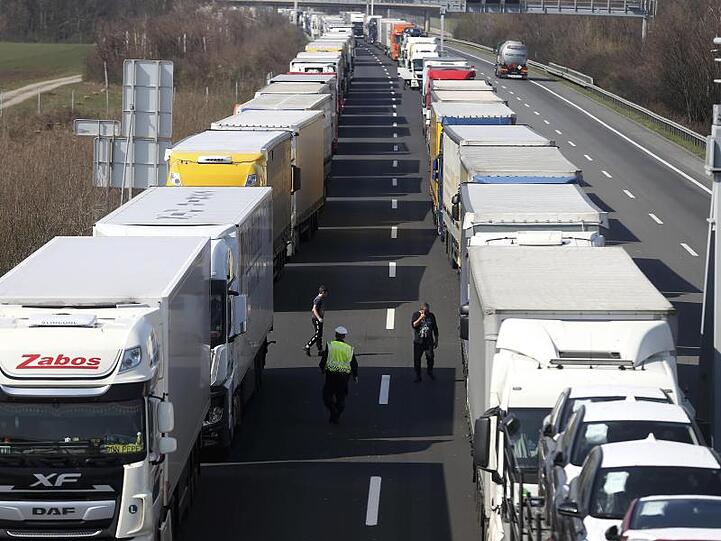 Lastwagen stehen auf der Autobahn nahe österreichisch-ungarischen Grenze im Stau.
