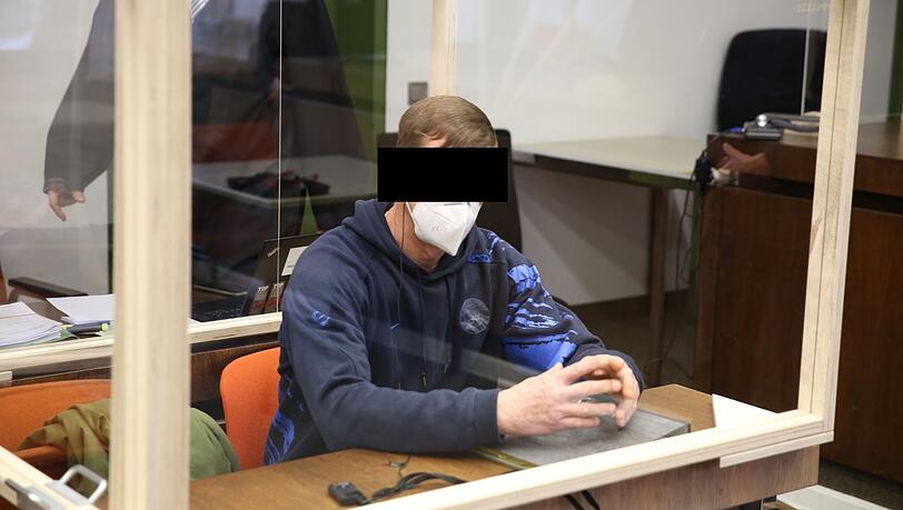 Der Angeklagte beim Prozessauftakt.