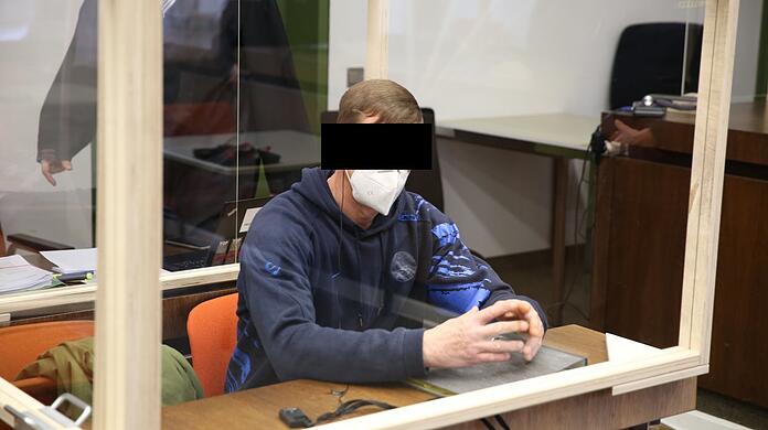 Der Angeklagte beim Prozessauftakt.