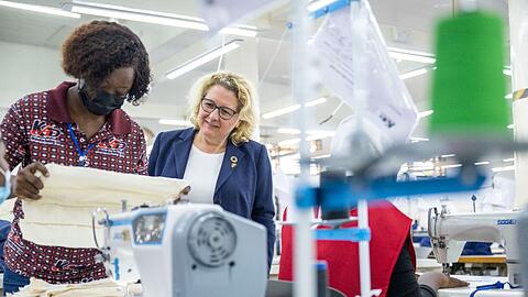 Zehn Jahre nach der Katastrophe von Rana Plaza in Bangladesch sieht Entwicklungsministerin Svenja Schulze (r, SPD) die weltweite Textilindustrie noch immer vor großen Herausforderungen.