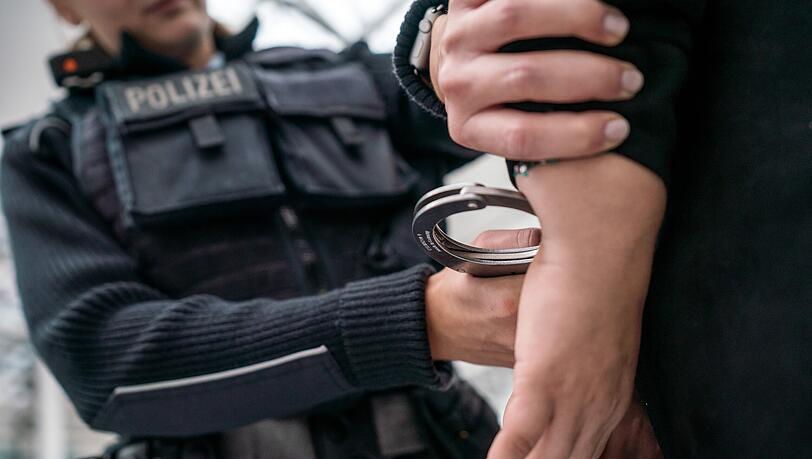 Beim Versuch, ihm Handschellen anzulegen, rastete ein Ukrainer auf einer Polizeiwache aus. (Symbolbild)