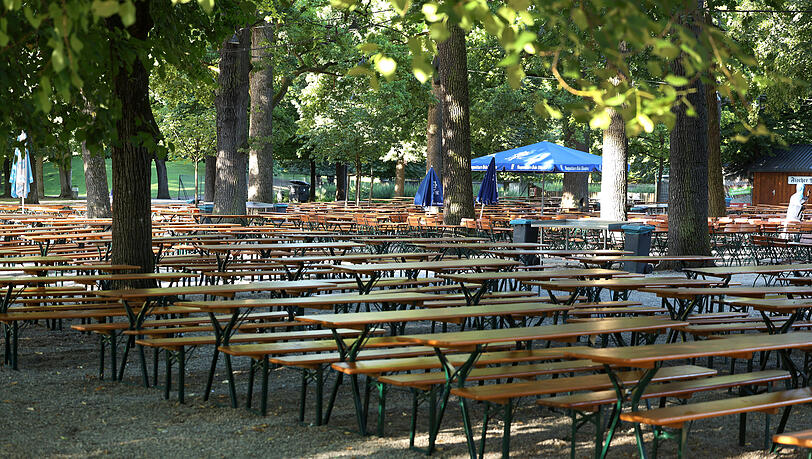 Noch geschlossen, aber das ändert sich bald: Schön sauber, ruhig und leer präsentiert sich der Großbiergarten in aller Herrgottsfrühe.