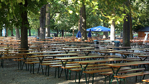 Noch geschlossen, aber das ändert sich bald: Schön sauber, ruhig und leer präsentiert sich der Großbiergarten in aller Herrgottsfrühe.