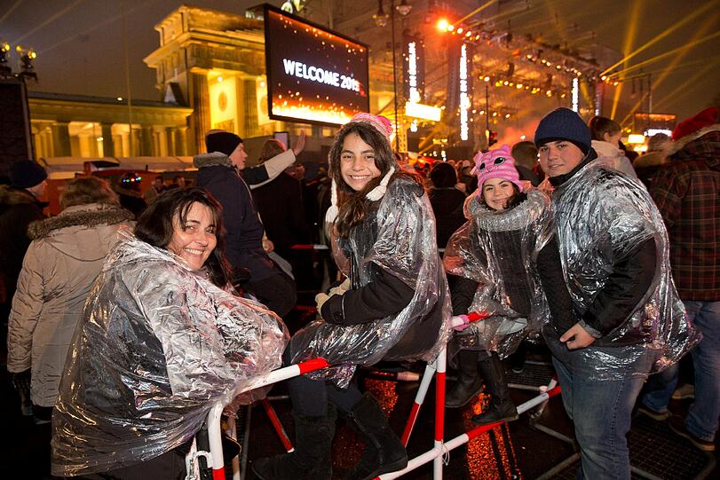 Touristen aus Brasilien feiern bei der Silvesterparty am 31.12.2014 am Brandenburger Tor in Berlin.